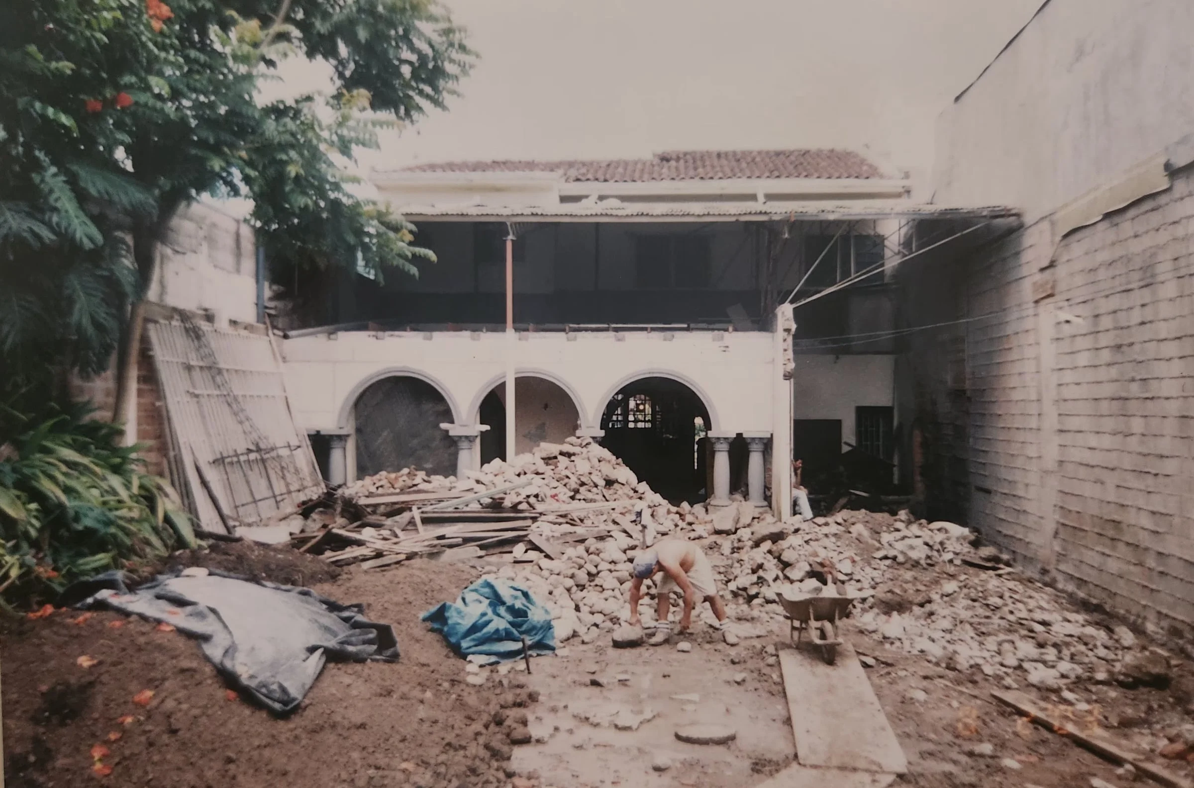 Interior de la casa al ser adquirida y detalle arquitectónico (parte 1)