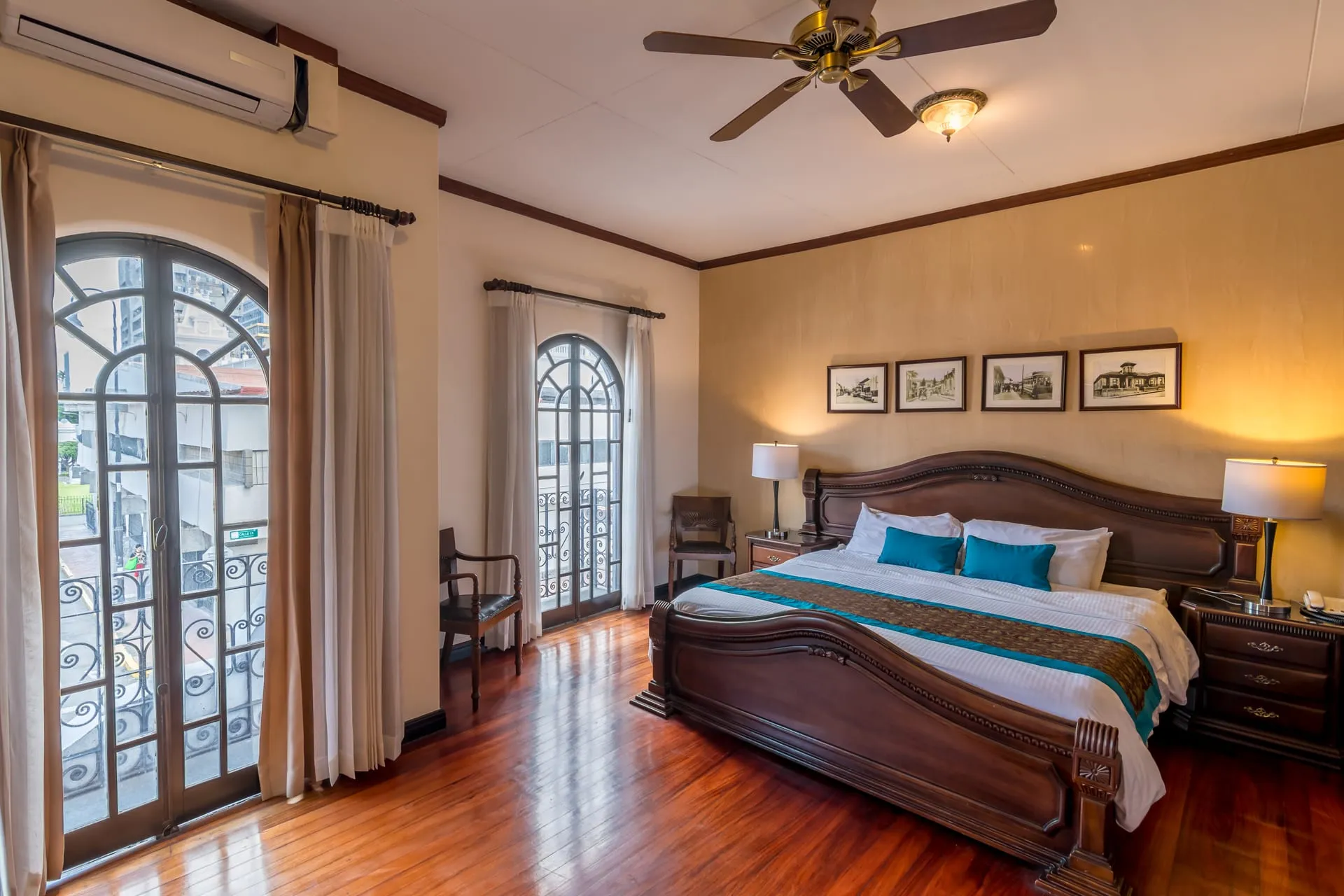 Suite Junior con dos puertas-balcón de hierro forjado, aire acondicionado y cama king-size de cabecera tallada